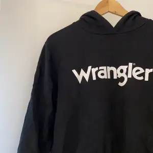 Säljer denna coola hoodie från Wrangler i storlek S