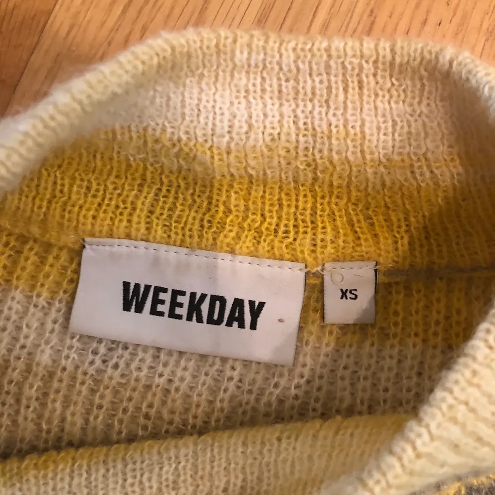 Mönstrad gul stickad tröja från WEEKDAY. Använd ett fåtal gånger. Nyskick! Storlek XS. 100kr och fraktas för 66kr🥰. Stickat.
