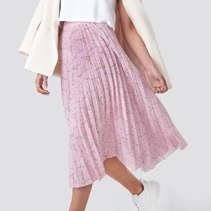 Rosa kjol - Säljer min rosa kjol från NA-KD i storlek xs. I perfekt skick och superfin till sommaren! ❤️