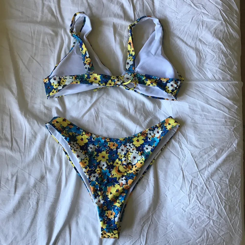 En helt ny superfin bikini som tyvärr inte passade mig😭💔 Köpt på Shein och märkt storlek L, men skulle snarare säga att den passar S-M. Hör av dig om du undrar något😃. Övrigt.