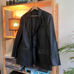 Skinnkavaj  - En jätte fin oversized fake skinnkavaj ifrån zara, använd en gång! Nypris 600kr (köparen står för frakt) 