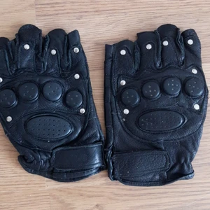 Träningshandskar, cykelhandskar, boxning - Enkla tunna träningshandskar i använt skick men fina och såklart inte trasiga :) Perfekt till cykling och gymträning och du ser döö cool ut i dem 😍 Veganvänlig