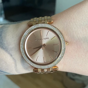Michael kors klocka  - Michael kors klocka säljes, jättefint skick. Roseguld. Behöver nytt batteri. 1600 ny typ