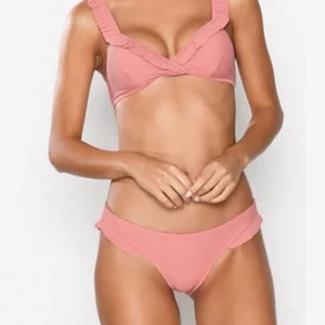 Säljer underdelen på bilden💕 - Från Nelly, tvättas såklart innan jag postar💕 Köparen står för frakten💕 lapp borta men passar s