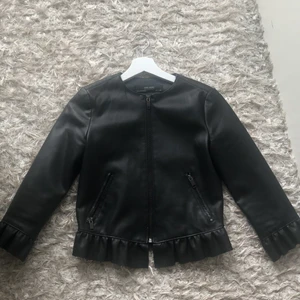 Zara jacka - Själver denna super unika jacka från zara med volanger på armarna och midjan💕 Den är ankel lång i armarna och är i stolek XS🥰