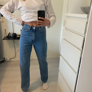 Raka Jeans - Weekday byxor i modellen Rowe! Jag är 172 så dom är långa✨ 