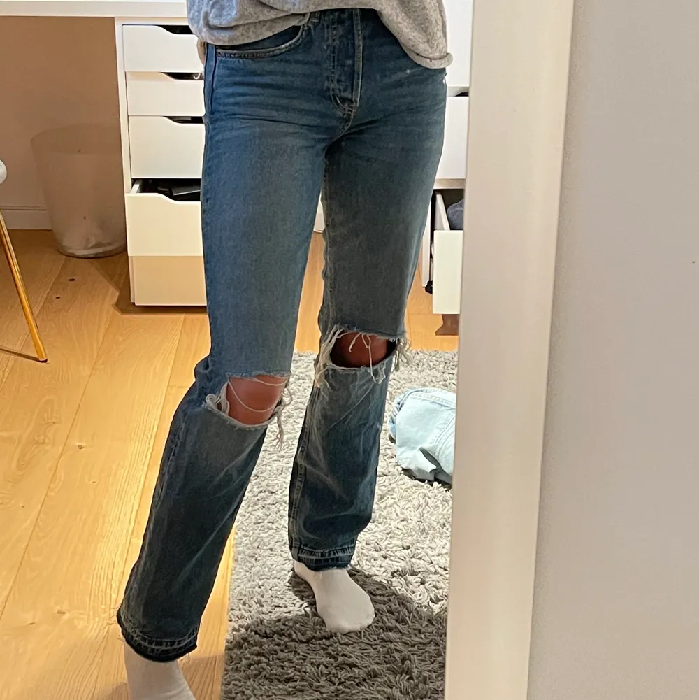 Ett par raka jeans med hål från h&m💞 jätte fint skick o går ner till skorna✨✨. Jeans & Byxor.