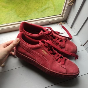 Puma Suede - Ett par röda Puma Suede i storlek 40. Använda 5 gånger så de är fortfarande i bra skick!
