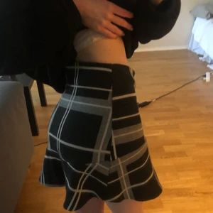 Rutig tenniskjol xs - Säljer en rutig tenniskjol med volang där nere eftersom jag inte använder kjolar🤍 aldrig använd endast testad för kjolar är inte min grej🤍 köpt på secondhand för 100kr🤍 har en drag kedja där bak🤍 passar xxs-s beroende på vad man vill ha för passform🤍 kant kan vikas ner så man får den mera lågmidjad🤍 kan mötas upp i Jönköping annars är det du som betalar frakten😚😚