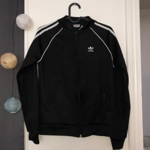 Adidas tröja - Adidas tröja med dragkedjan. Väldigt fint skick. 