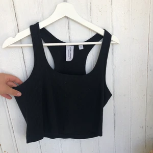 Svart linne - Jättefint svart ribbat linne i bra skick, bara använt ett fåtal gånger 🖤 Säljer pga att plagget ej använda längre, kommer göra bättre användning hos någon annan 🖤 Lite kortare i modellen och storlek L, frakt tillkommer på 45kr