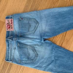 säljer ett par ljusblå lågmidjade jeans från 1990-talet. ser i princip oanvända ut. Två fickor där fram och två där bak. Byxorna är i stl W27 & L32 men skulle säga att dom är ganska små i storleken så passar en 34. Byxorna är ifrån BRJ (replay blue jeans) jeansen är lite ljusare i verkligheten bilden visar inte rätt färg. Fler bilder kan skickas. 🤎 budgivning startar på 400kr