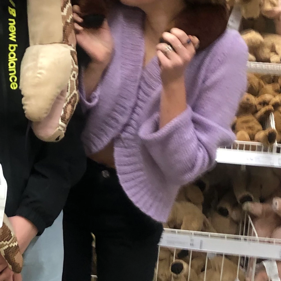 Lila hemstickad tröja