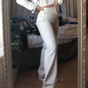 Weekday Rowe Offwhite Jeans - Supersnygga jeans i modellen Rowe från Weekday. Slutsålda. Budgivning i kommentarerna. Avslutas 31/5 kl 23:59. Frakt på 99kr tillkommer. 🧡