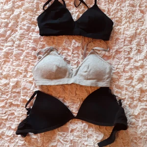 Bygellösa behåar, svart och grå - Tre mjuka behåar, 2 svarta och 1 grå. Två av dem har ingen knäppning, utan dras på över huvudet. De kostar 15 kr styck, eller så kan man köpa alla 3 för 35 kr. Alla är praktiskt taget oanvända.