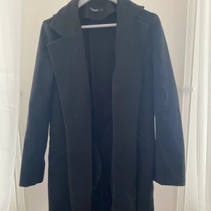 Kappa från Boohoo  - Kappa i strl. L. Använd fåtal gånger i bra skick. Kan fraktas, köparen står för kostnaden.