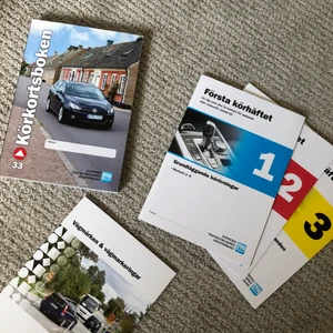 Körkortsboken - En körkortsbok, 3 stycken arbetsböcker att plugga med och en bok med vägmärken och vägmarkeringar! Allt för 300kr, om du endas vill köpa körkortsboken får du köpa den för 200kr 