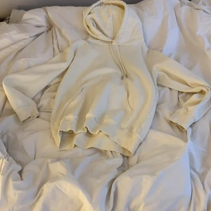 Vit hoodie - Grädd vit hoodie med snören stor 