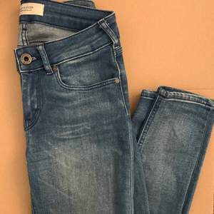 Låga Jeans från Scotch & Soda i storlek 25/32. Nyskick. Fläcken är på spegeln och ej på jeansen. 