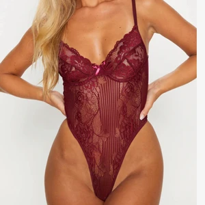 Lace bodysuit i storlek L - Två bodysuits i färgen vinröd och babyrosa. Köpt från prettylittlething. Båda är i storlek L men passar mig som använder M och är 172cm. Den röda är använd 1 gång och rosa endast testad. Allt jag säljer tvättas innan😎 100 kr styck 