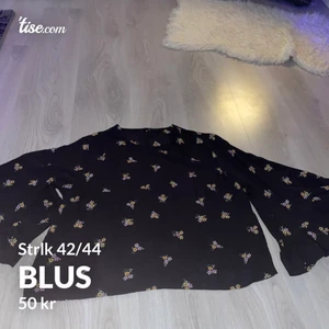 Två såna blusar i strlk 42 och 44.  - Blommiga blusar, bekväma och perfekta till sommaren. De är väldigt fina vid ärmarna. Hör av er för fler bilder eller information. Kan även mötas upp i Göteborg ☺️