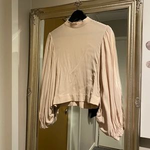 Jättesnygg blus i beige - Jättesnygg tröja, kortare modell med vida armar!  Jättefin till höga byxor!   Kan hämtas hos mig på Kungsholmen eller skickas för 45 kr 💌