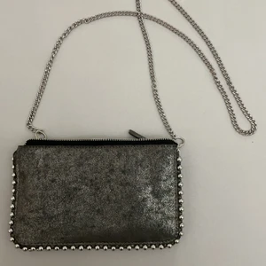 Grå väska - Axelväska i kuvert form köpt på zara. Bra skick 