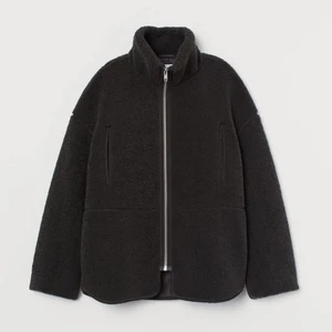 Teddyjacka - Jacka i teddymaterial från H&M i storlek m (jag brukar ha xs/s och den passar även mig). Fint skick men har en liten skada på insidan som jag kan skicka bild på