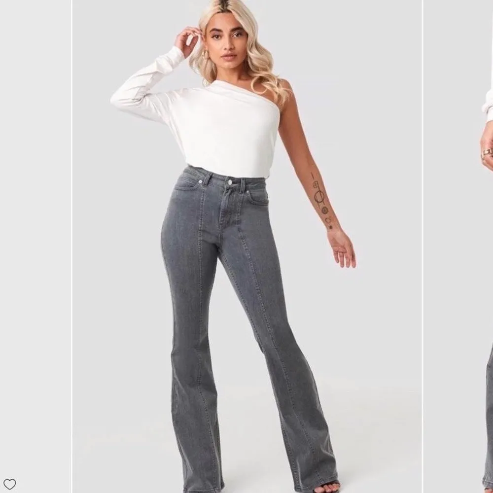 Säljer dessa skitsnygga gråa bootcut jeans från nakd. Köpte för 499kr (helt slutsålda) Säljer pga att de ej kommer till användning, skriv privat för fler bilder💞 KÖPAREN STÅR FÖR FRAKTEN. Jeans & Byxor.
