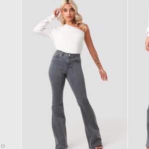 Säljer dessa skitsnygga gråa bootcut jeans från nakd. Köpte för 499kr (helt slutsålda) Säljer pga att de ej kommer till användning, skriv privat för fler bilder💞 KÖPAREN STÅR FÖR FRAKTEN