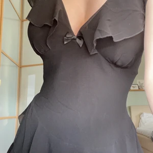 söt klänning - söt som socker, köpt från dollskill av märket widow. Size S sitter fint men har ingen användning. HELT NY aldrig använd ute