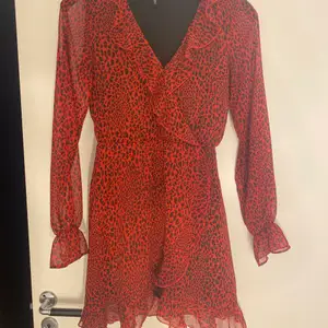 Jättefin röd klänning från H&M. Säljs då den är lite för liten, och inte kommit till användning. Köparen står för frakten❤️