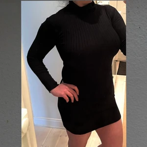 Figurnära klänning  - Klänning från NLY 