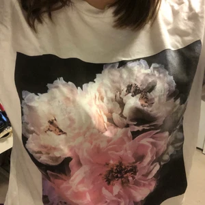 T-shirt - Blommigt tryck på vit tröja