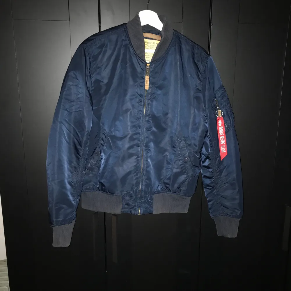 Super fin bomber jacka, Alpha Industries. Den är väldigt bekväm och passar alla möjliga outfits. Ej använd så många gånger därav säljes ganska dyrt. (Pris kan diskuteras vid snabbaffär). . Jackor.