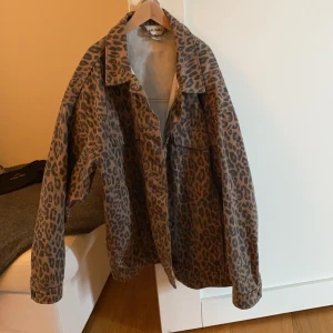 Sommarjacka  - Jacka från monki. Storlek. Xs men passar allt mellan st xs-m då den är väldigt stor❤️