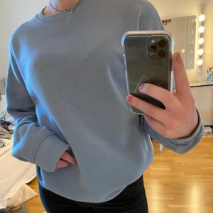 Blå tröja - Jättefin blå tröja från missguided som inte kommer till användning längre. Köparen står för frakten💕