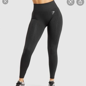 Gymshark tights  - säljer ett par snygga tights från gymshark, säljer då de tyvärr är för stora i midjan. I gott skicka och har inga synliga skador. Kom privat för fler bilder🤍