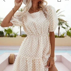 Beige klänning  - Klänning från shein, endast provad 