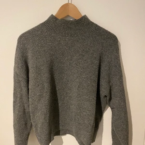 Grå stickad tröja - Perfekt grå stickad tröja! En must have i garderoben. Passar till ALLT! Fint skick. Sitter fint i halsen och allmänt väldigt fin modell😍🥰storlek XS men passar lika bra som S!