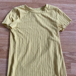 Gul ribbad t-shirt - Den satt rättså tajt på mig, använde senast förra sommaren 