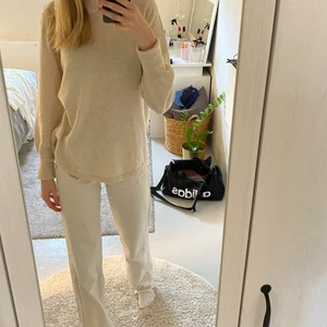 Stickad tröja - Jättemysig stickad beige tröja. Tröjan är i storlek XS men hade passat lika bra på någon med S eller M. Skriv privat för mer information och mer bilder. 😊 Priset + Frakt