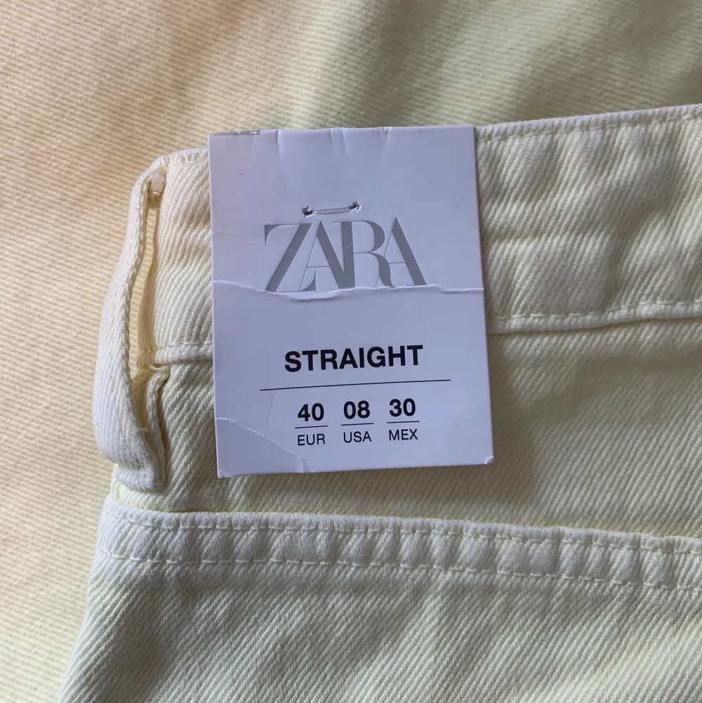 Superfina ljusgula jeans från zara, perfekta till sommaren. Modellen är straight och dem är croppade. Jag är 170 för referens. Aldrig använda endast provade, priset är lågt eftersom jag köpte dem på rea. Skriv för fler bilder💛. Jeans & Byxor.