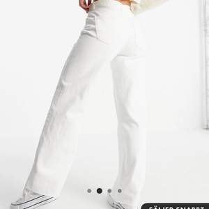 Helt nya! Bara provade! Säljer då jag redan har flera vita jeans. Superskönt och fina. Säljer för 170kr exkl frakt men kan tänka mig att sänka vid snabb affär❤️ perfekt längd på mig som är ca 170, dom går dock lätt att klippa upp för önskad längd 