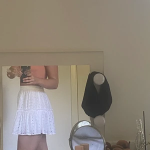 Vit kjol - Säljer denna vita kjol som inte kommer till användning i min garderob! Som nyskick, endast använd ett fåtal gånger!☺️Frakt tillkommer!