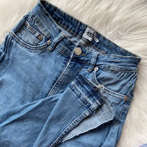 Ljusblå jeans med slits  - Ett par ljusblå jeans med slits i slutet av benen. Storlek s men passar folk med storlek M då de är super stretchiga och sitter super bak till! Säljer pga inte min stil längre ⚡️💞🤪 frakt pris tillkommer ( ska till lägga att de är långa i benen ) 