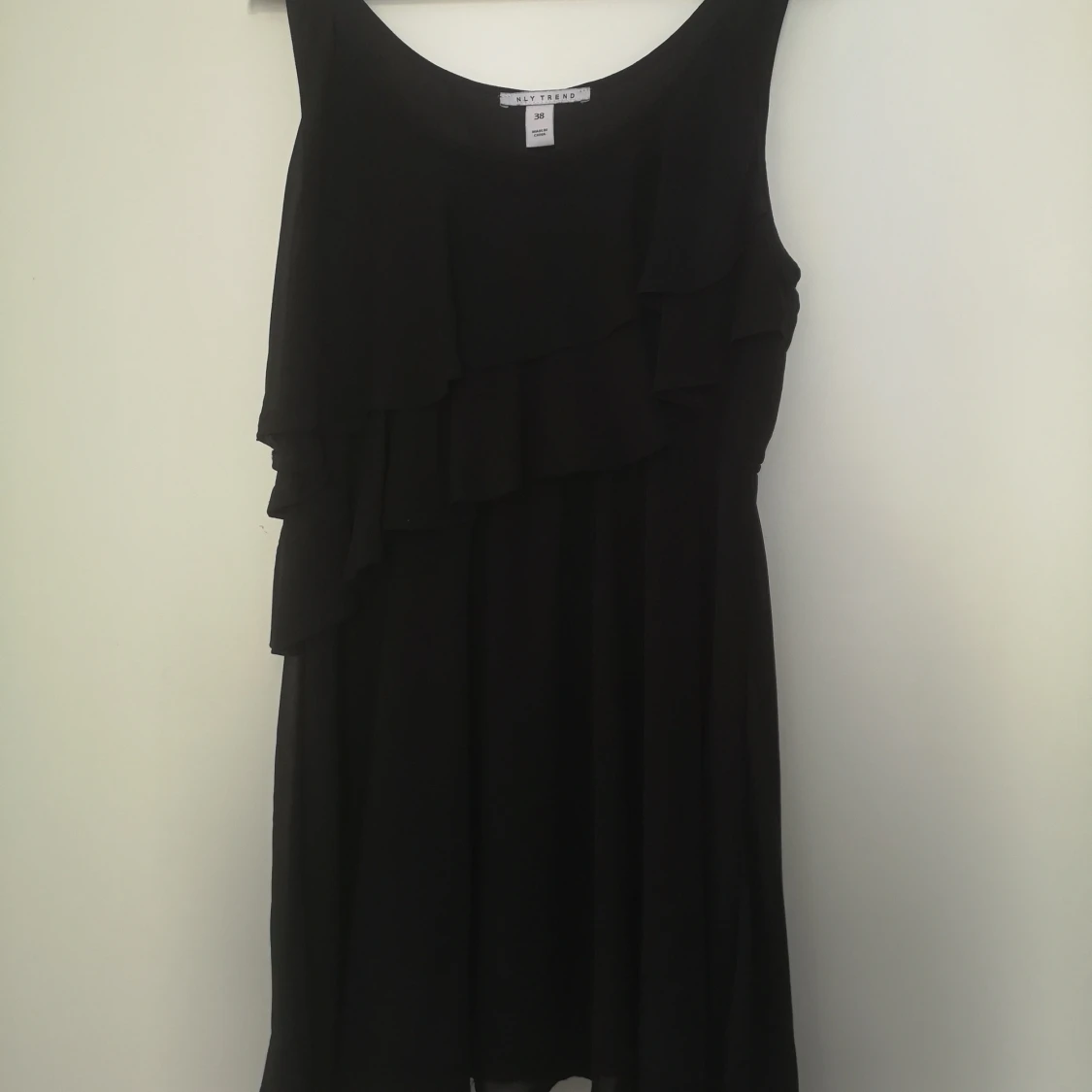 Klänning med volang 