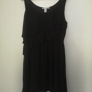 Klänning med volang  - Fin och luftig klänning med volang. Köparen betalar frakt 💫