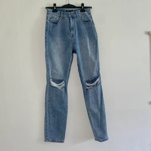 Jeans med slitning på knäna - Momjeans från Glassons med slitningar på knäna. Byxorna är bara använda fåtal gånger och är i princip som nya. Är i UK storlek 10 vilket motsvarar storlek 38.