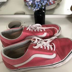 VANS Rosa storlek 36,5 - Jättefina rosa vans, använda några gånger men ska tvätta före försäljning om någon önskar köpa dem! Älskar dem men får inte tillräcklig mycket användning för dem!! 